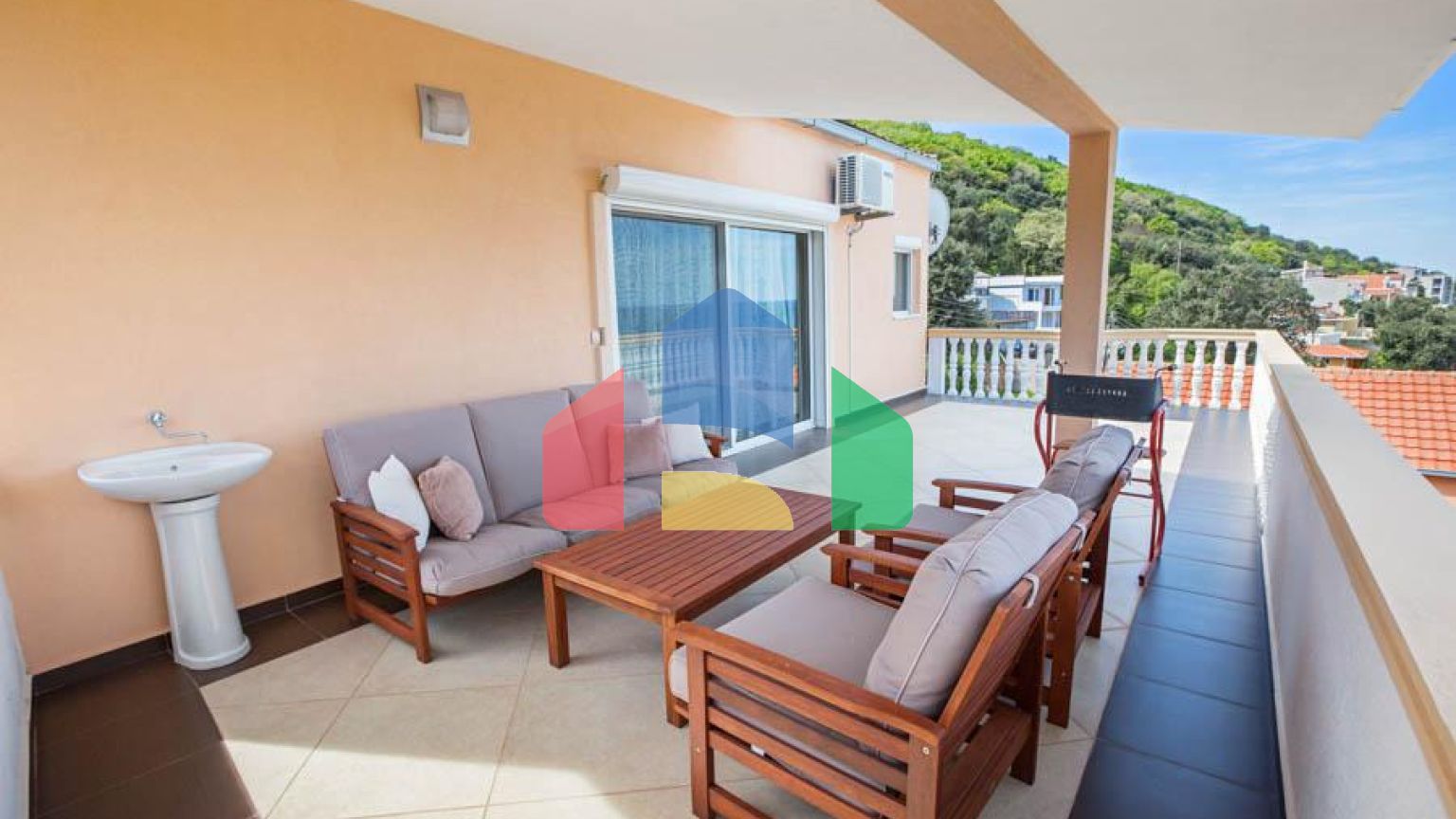 Светлый просторный трехэтажный дом в Утехе