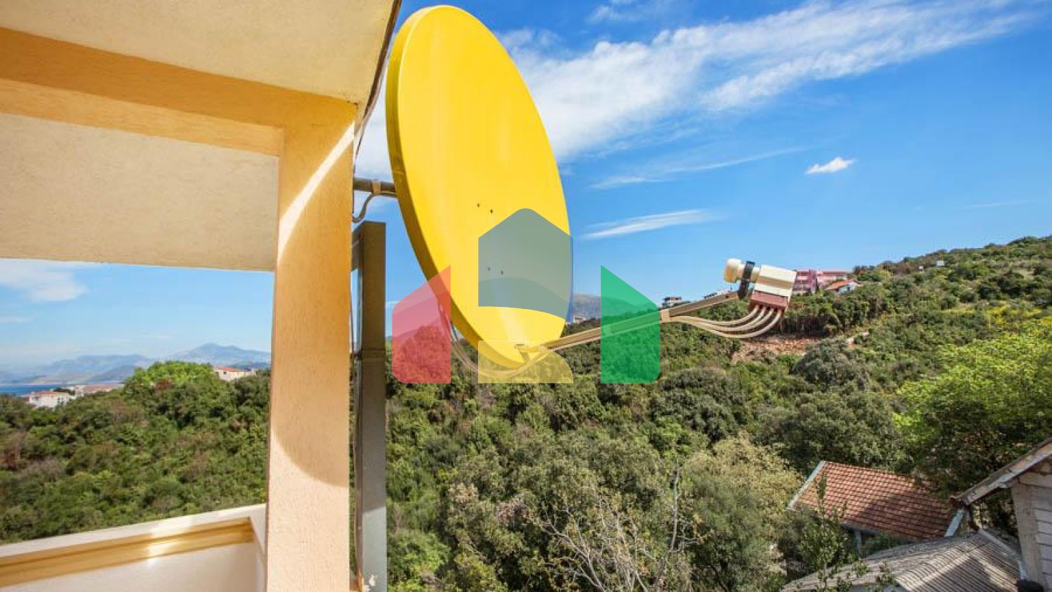 Светлый просторный трехэтажный дом в Утехе