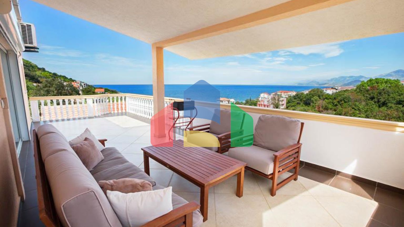 Светлый просторный трехэтажный дом в Утехе