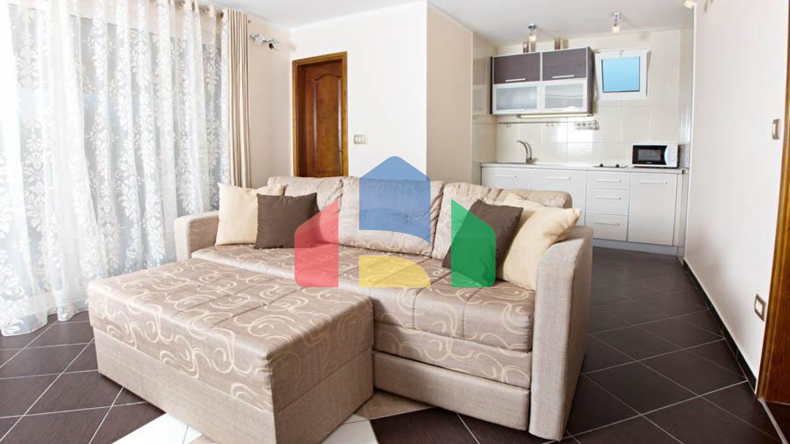 Светлый просторный трехэтажный дом в Утехе