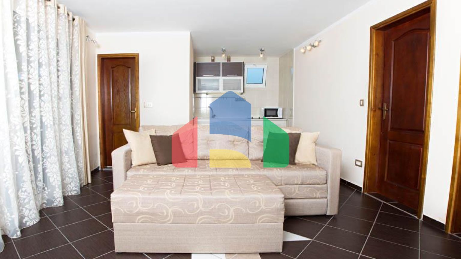 Светлый просторный трехэтажный дом в Утехе