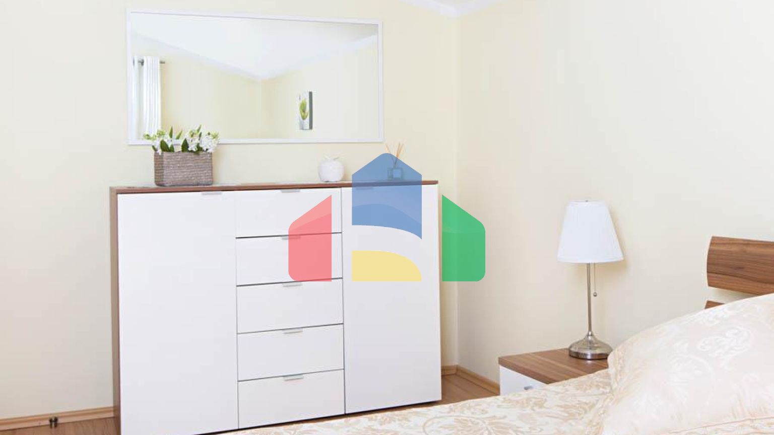 Светлый просторный трехэтажный дом в Утехе