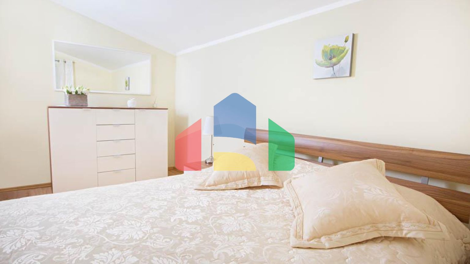 Светлый просторный трехэтажный дом в Утехе