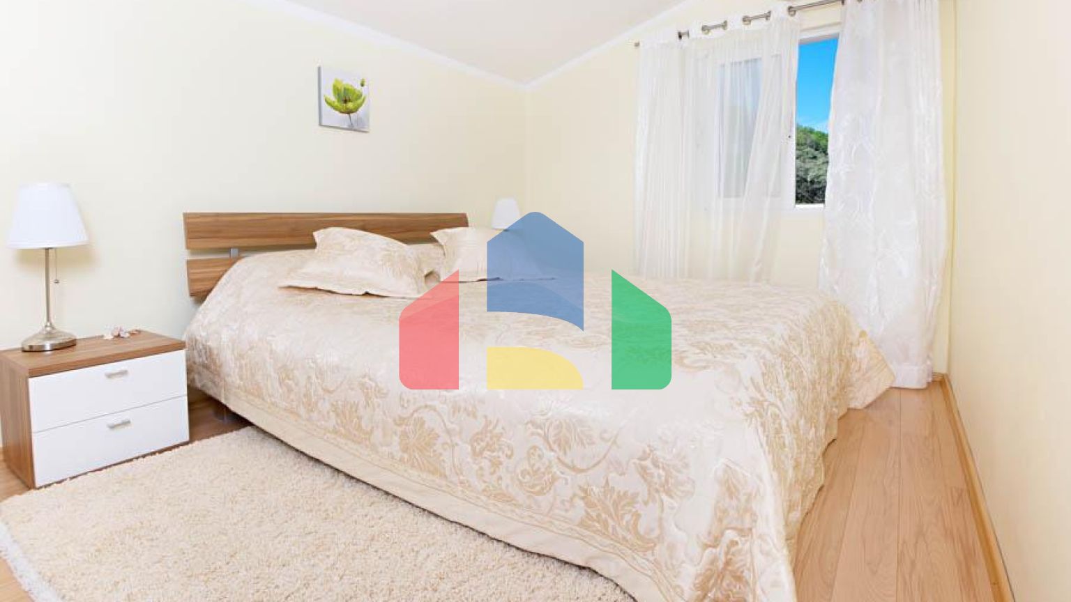 Светлый просторный трехэтажный дом в Утехе