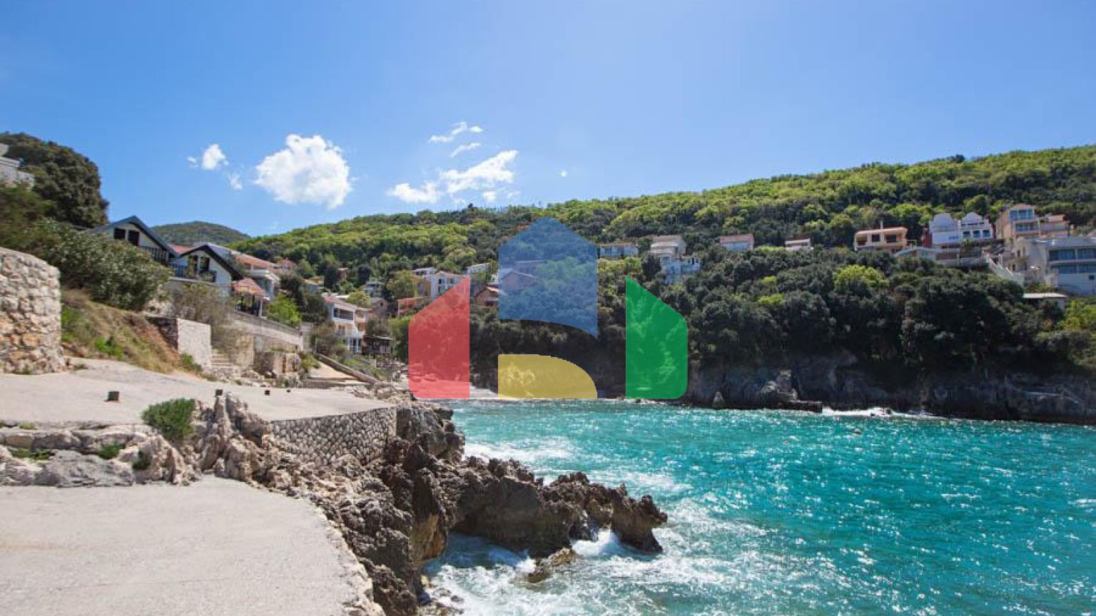 Светлый просторный трехэтажный дом в Утехе