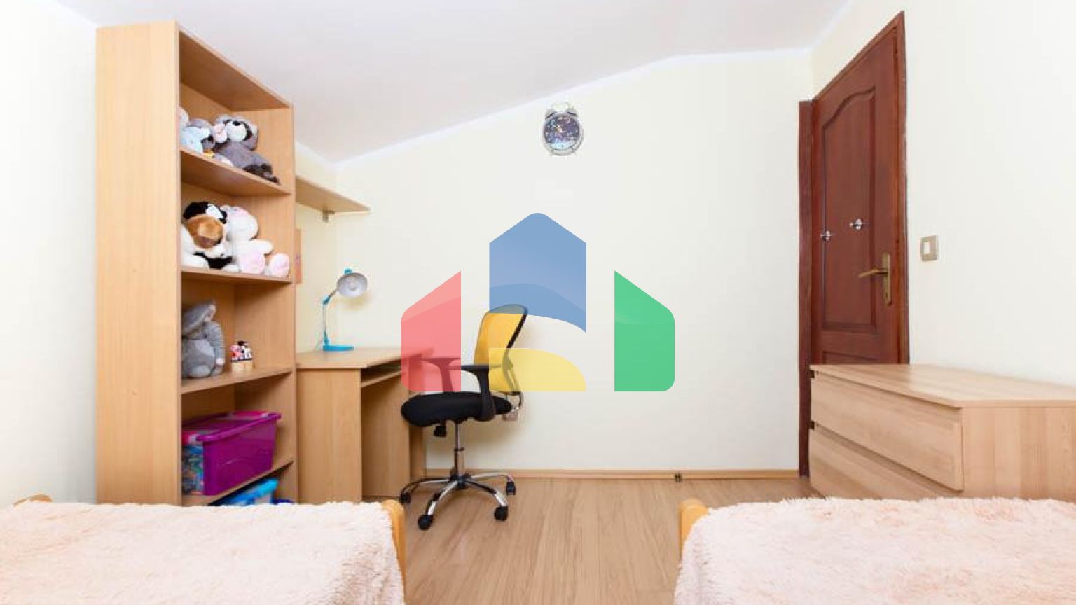 Светлый просторный трехэтажный дом в Утехе