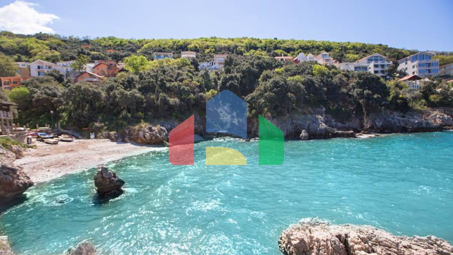 Светлый просторный трехэтажный дом в Утехе