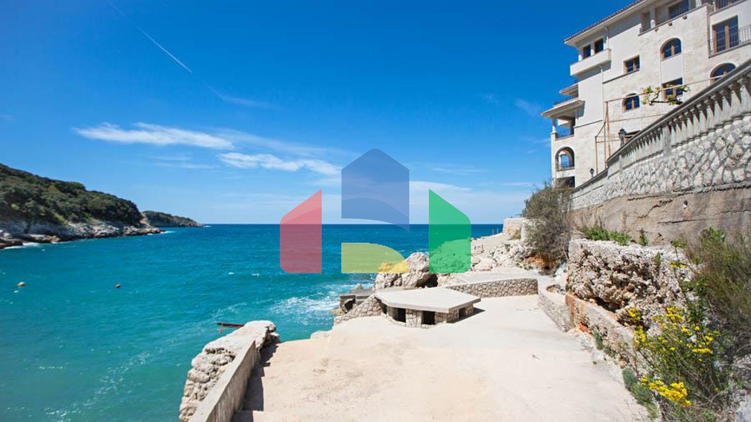 Светлый просторный трехэтажный дом в Утехе