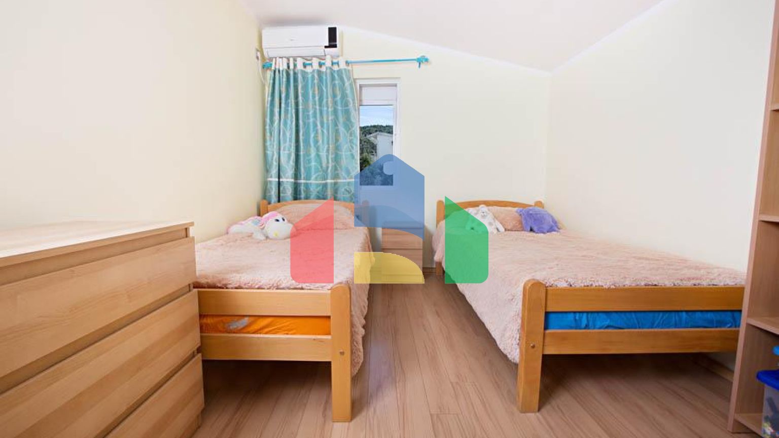 Светлый просторный трехэтажный дом в Утехе