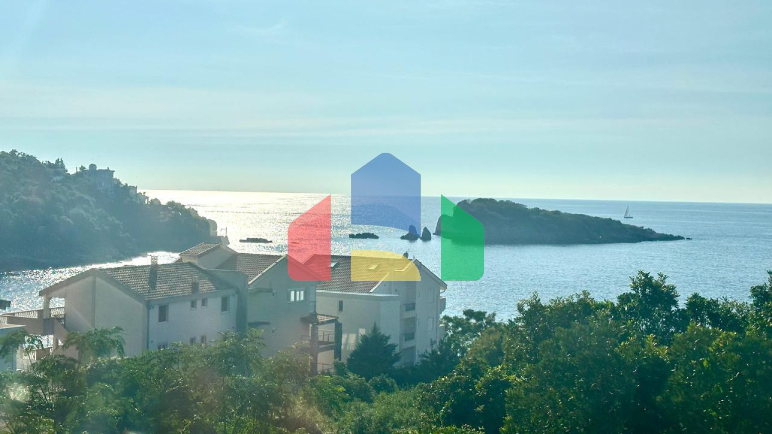 Просторная вилла с видом на море и бассейном в Утехе, всего в 100 метрах от пляжа!