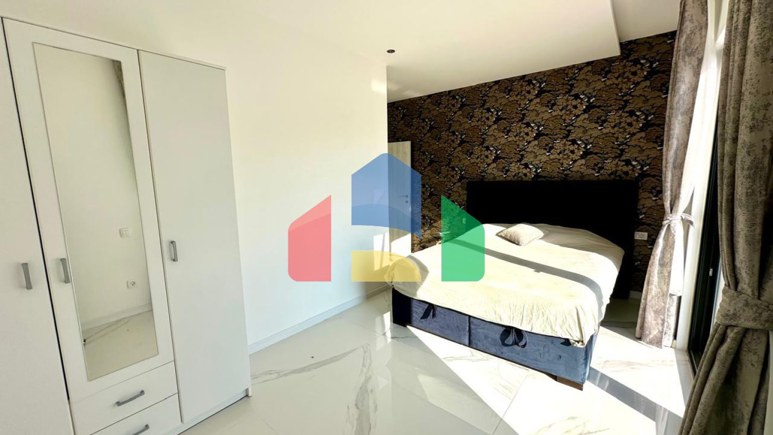 Просторная вилла с видом на море и бассейном в Утехе, всего в 100 метрах от пляжа!