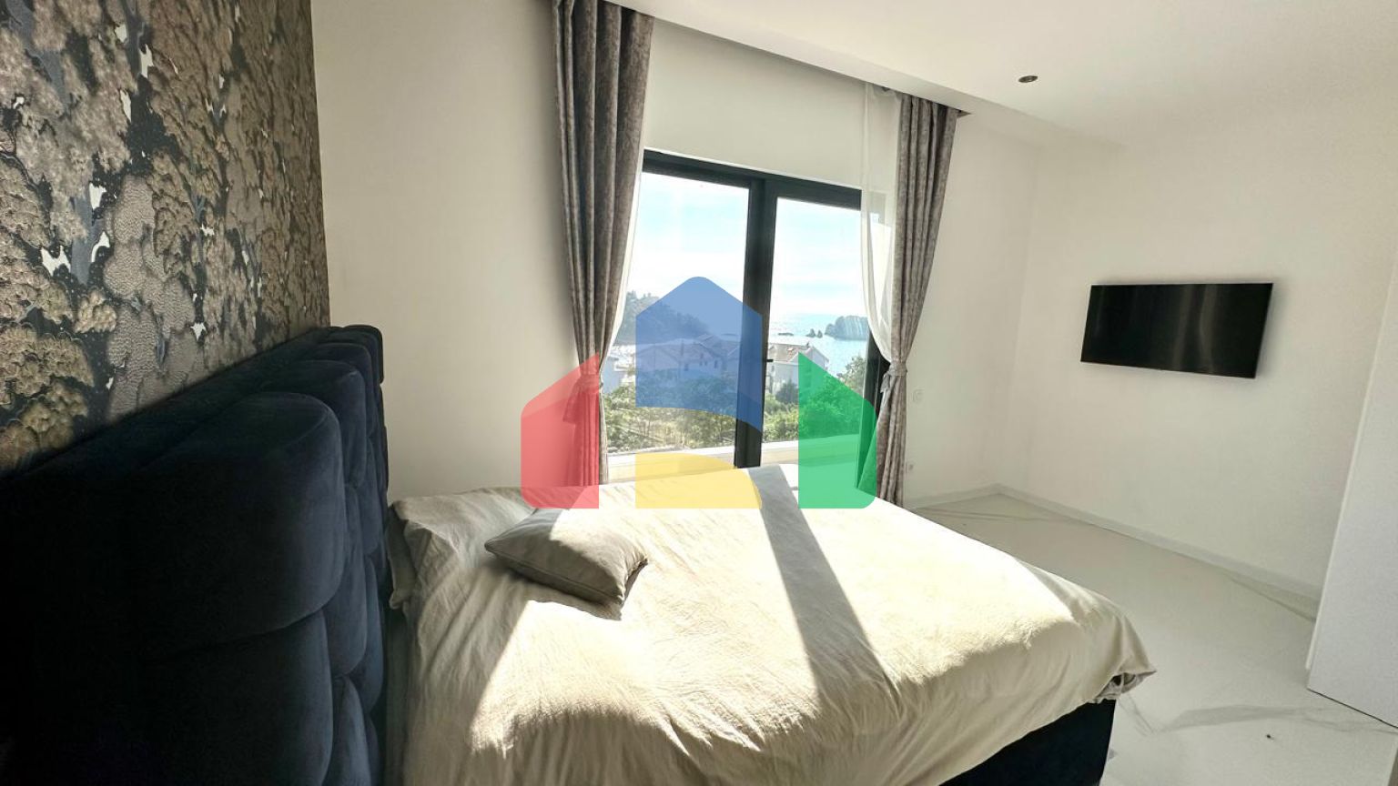 Просторная вилла с видом на море и бассейном в Утехе, всего в 100 метрах от пляжа!