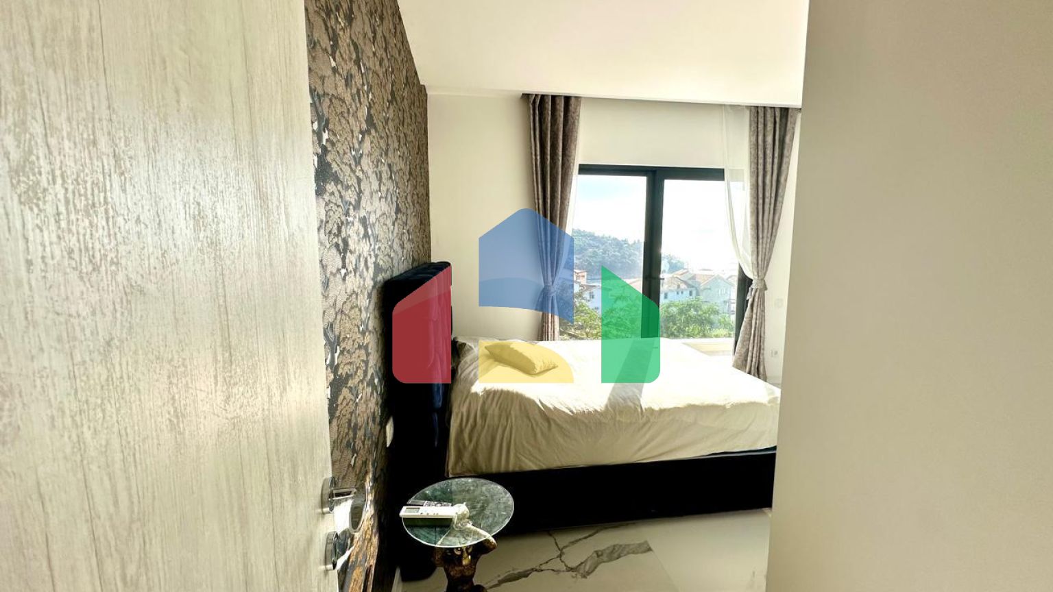 Просторная вилла с видом на море и бассейном в Утехе, всего в 100 метрах от пляжа!