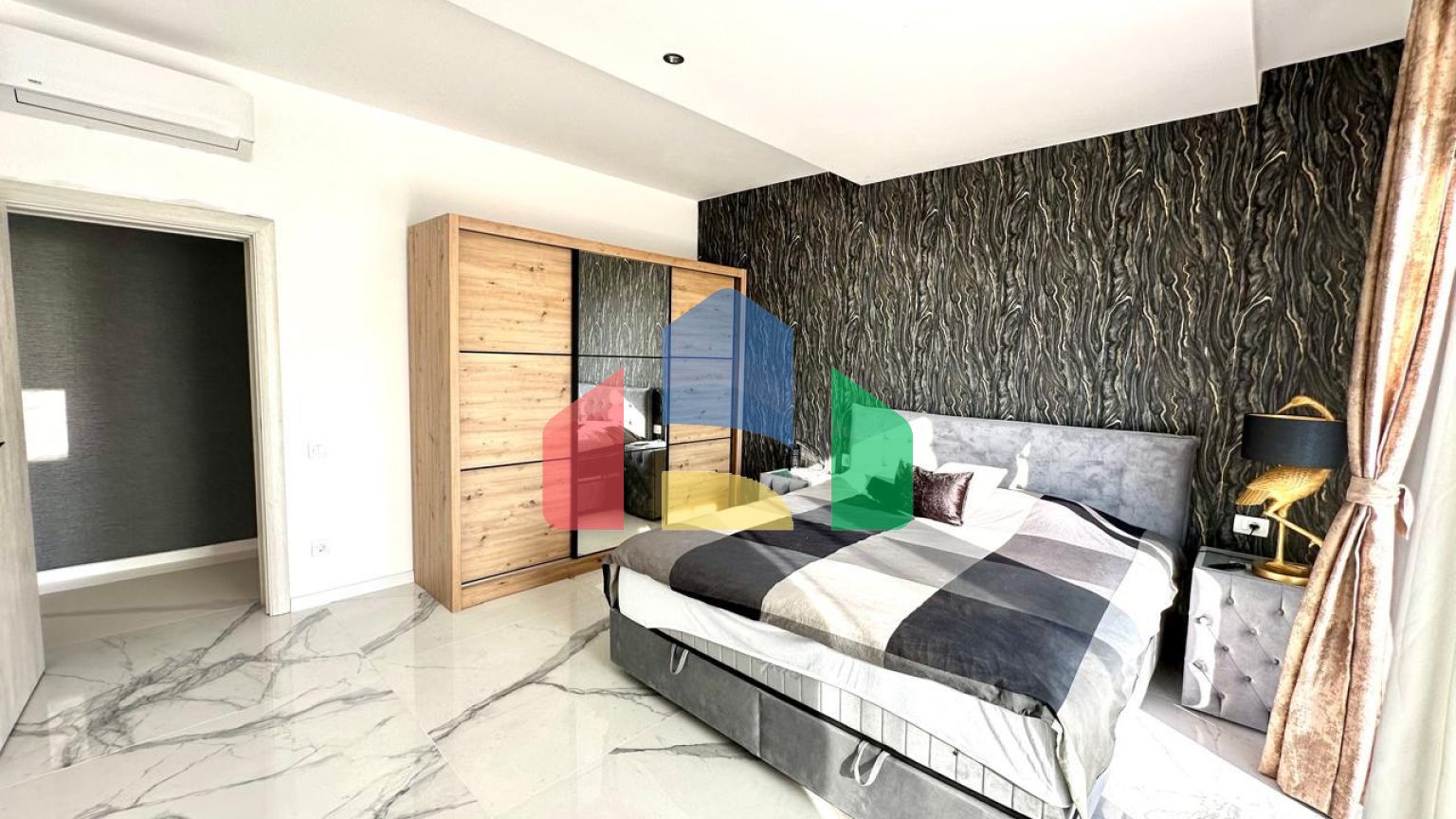 Просторная вилла с видом на море и бассейном в Утехе, всего в 100 метрах от пляжа!