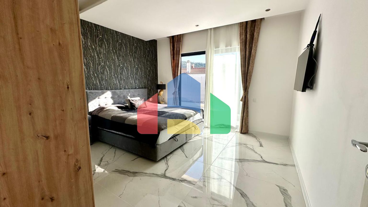 Просторная вилла с видом на море и бассейном в Утехе, всего в 100 метрах от пляжа!