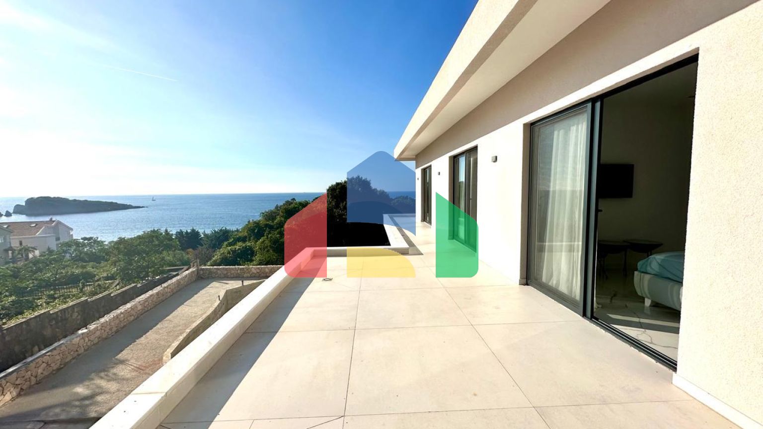 Просторная вилла с видом на море и бассейном в Утехе, всего в 100 метрах от пляжа!