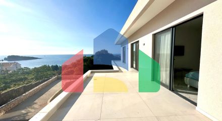 Просторная вилла с видом на море и бассейном в Утехе, всего в 100 метрах от пляжа!