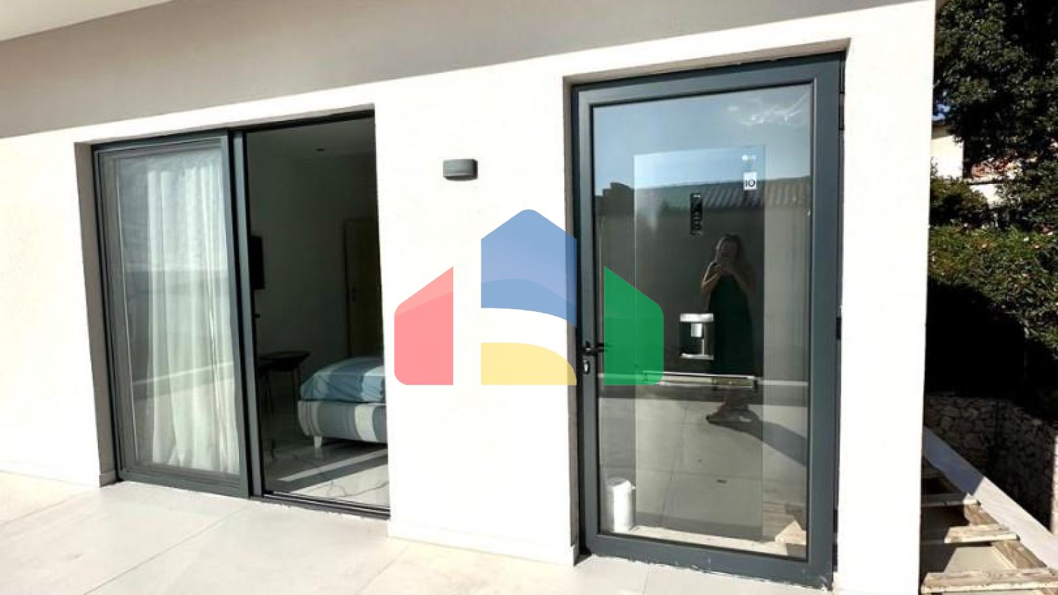 Просторная вилла с видом на море и бассейном в Утехе, всего в 100 метрах от пляжа!