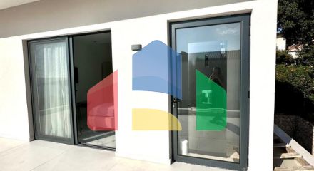 Просторная вилла с видом на море и бассейном в Утехе, всего в 100 метрах от пляжа!