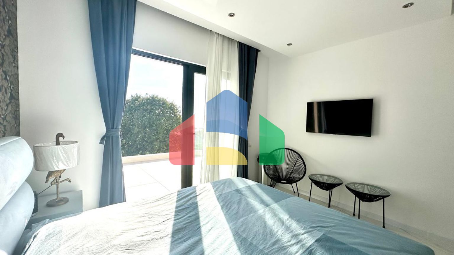 Просторная вилла с видом на море и бассейном в Утехе, всего в 100 метрах от пляжа!