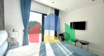 Просторная вилла с видом на море и бассейном в Утехе, всего в 100 метрах от пляжа!