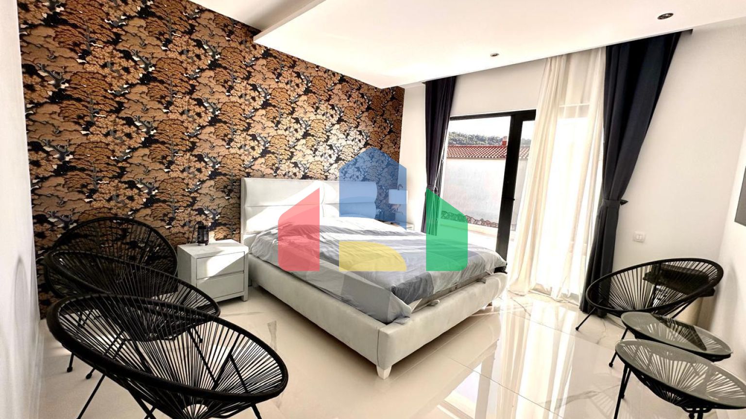 Просторная вилла с видом на море и бассейном в Утехе, всего в 100 метрах от пляжа!