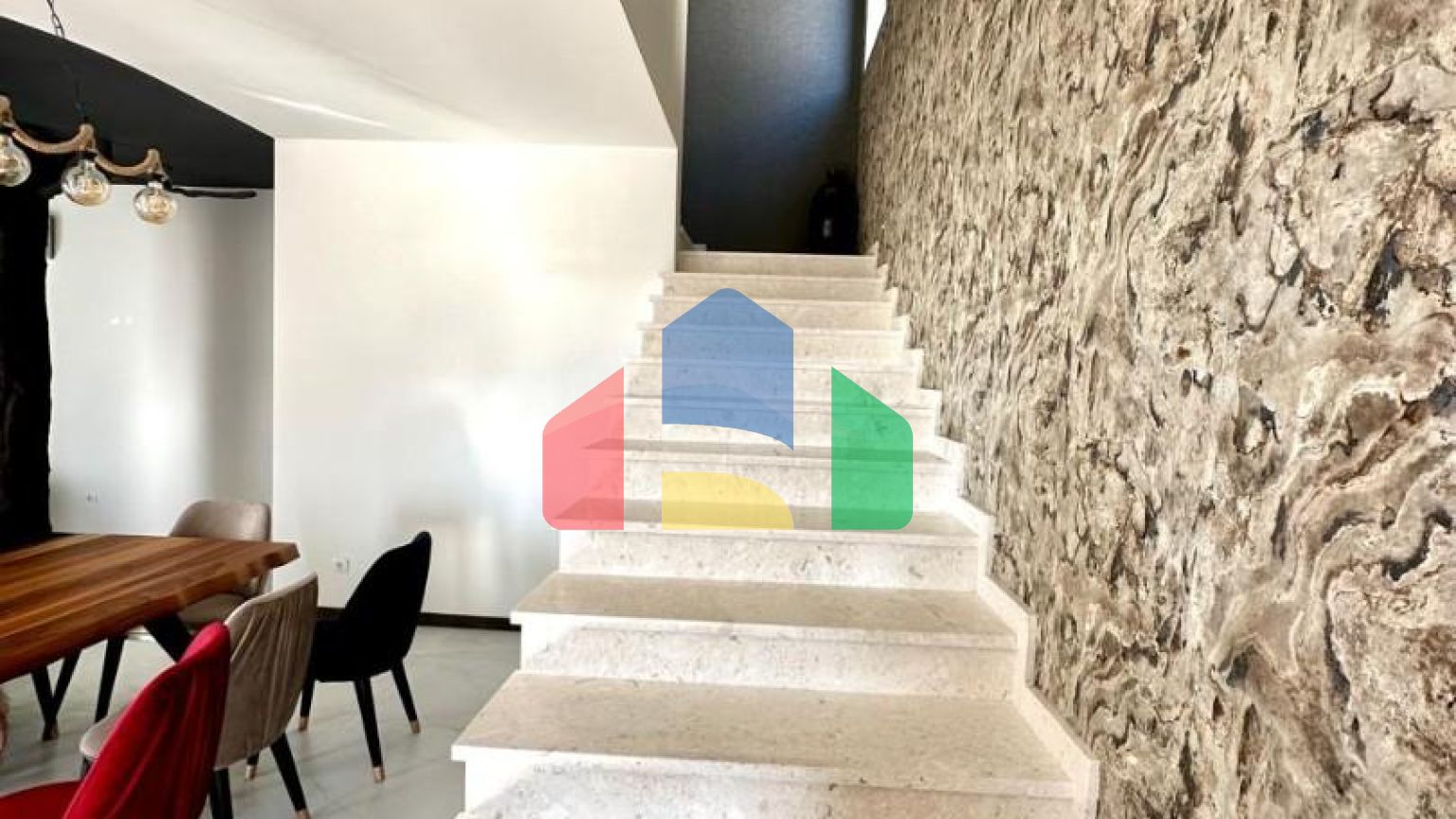 Просторная вилла с видом на море и бассейном в Утехе, всего в 100 метрах от пляжа!