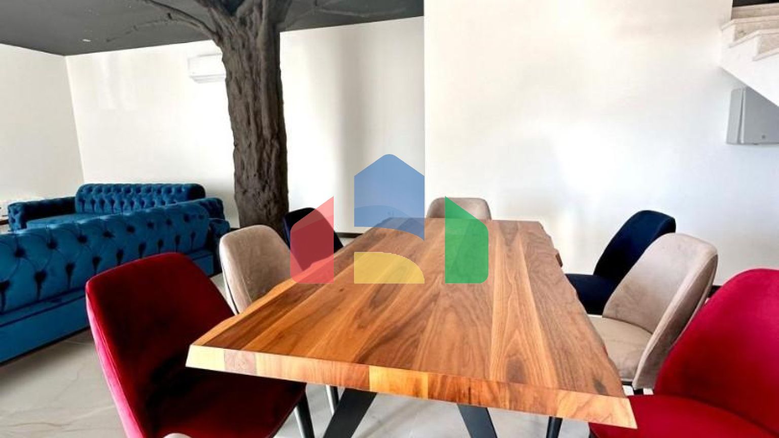 Просторная вилла с видом на море и бассейном в Утехе, всего в 100 метрах от пляжа!