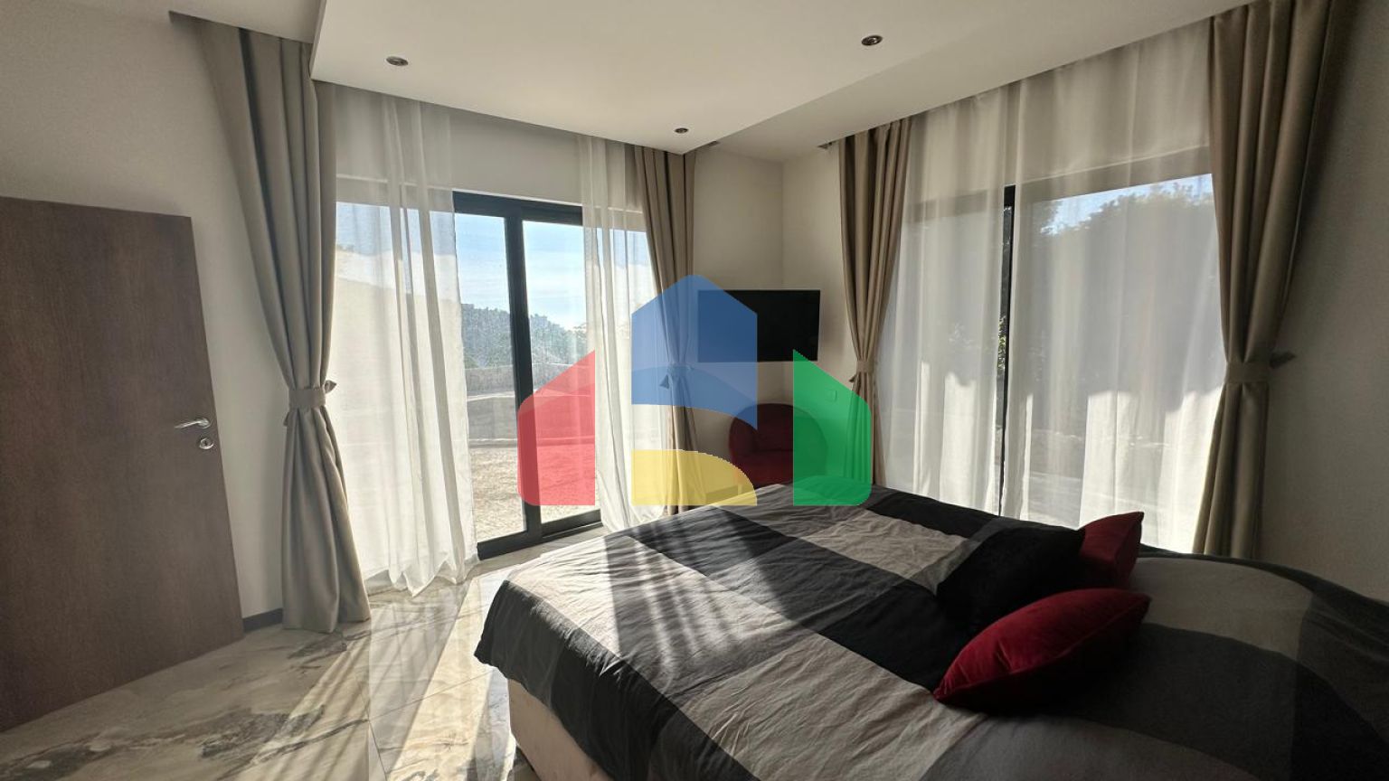 Просторная вилла с видом на море и бассейном в Утехе, всего в 100 метрах от пляжа!