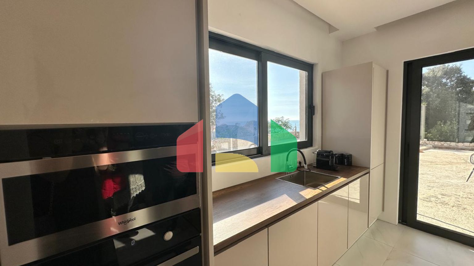 Просторная вилла с видом на море и бассейном в Утехе, всего в 100 метрах от пляжа!