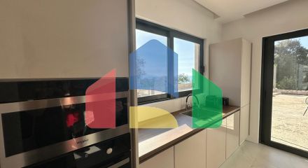 Просторная вилла с видом на море и бассейном в Утехе, всего в 100 метрах от пляжа!