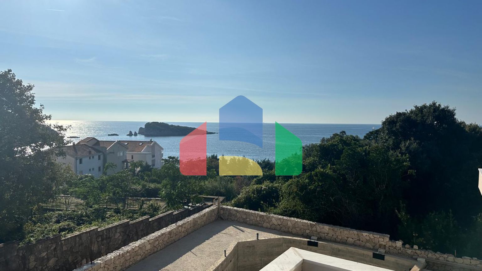 Просторная вилла с видом на море и бассейном в Утехе, всего в 100 метрах от пляжа!