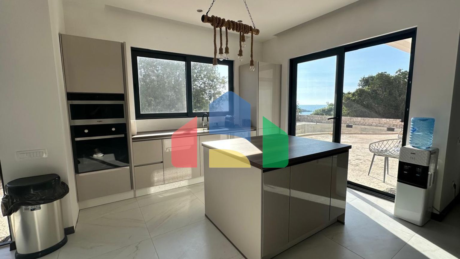 Просторная вилла с видом на море и бассейном в Утехе, всего в 100 метрах от пляжа!