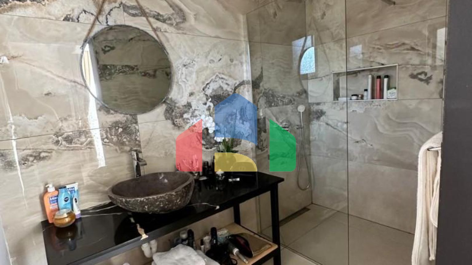 Просторная вилла с видом на море и бассейном в Утехе, всего в 100 метрах от пляжа!