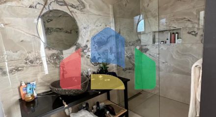 Просторная вилла с видом на море и бассейном в Утехе, всего в 100 метрах от пляжа!