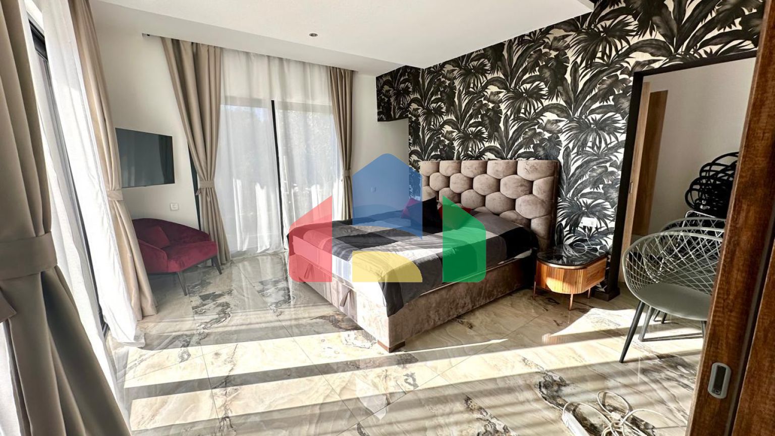 Просторная вилла с видом на море и бассейном в Утехе, всего в 100 метрах от пляжа!