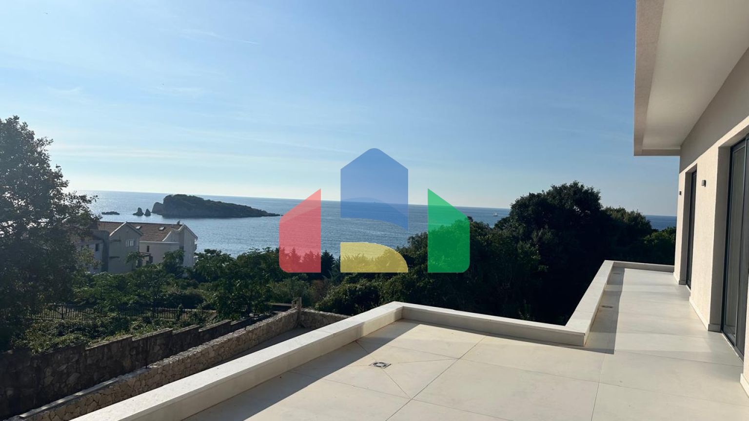 Просторная вилла с видом на море и бассейном в Утехе, всего в 100 метрах от пляжа!