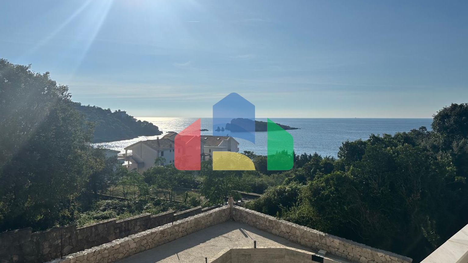 Просторная вилла с видом на море и бассейном в Утехе, всего в 100 метрах от пляжа!