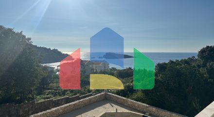 Просторная вилла с видом на море и бассейном в Утехе, всего в 100 метрах от пляжа!