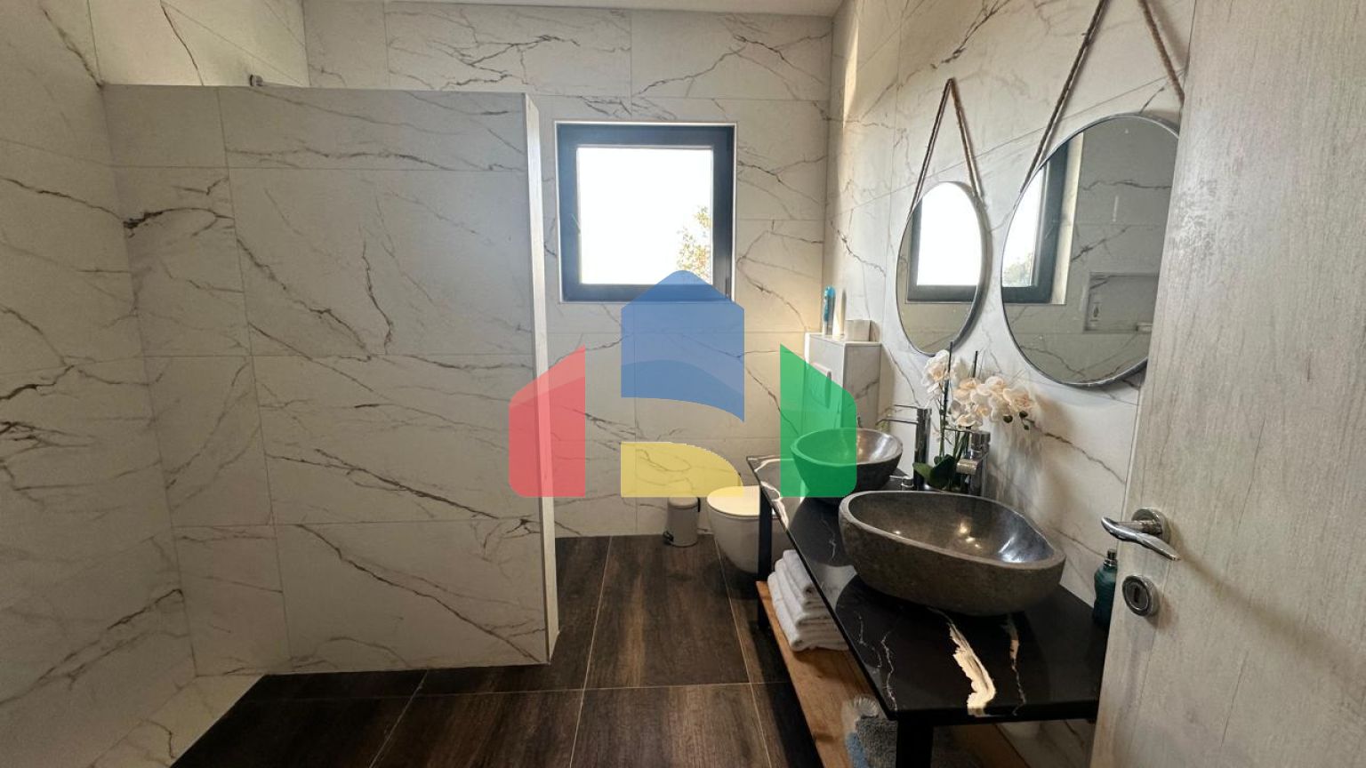 Просторная вилла с видом на море и бассейном в Утехе, всего в 100 метрах от пляжа!