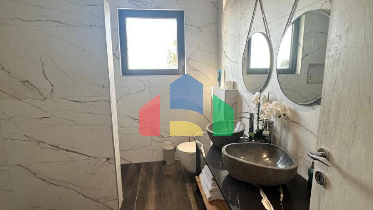 Просторная вилла с видом на море и бассейном в Утехе, всего в 100 метрах от пляжа!