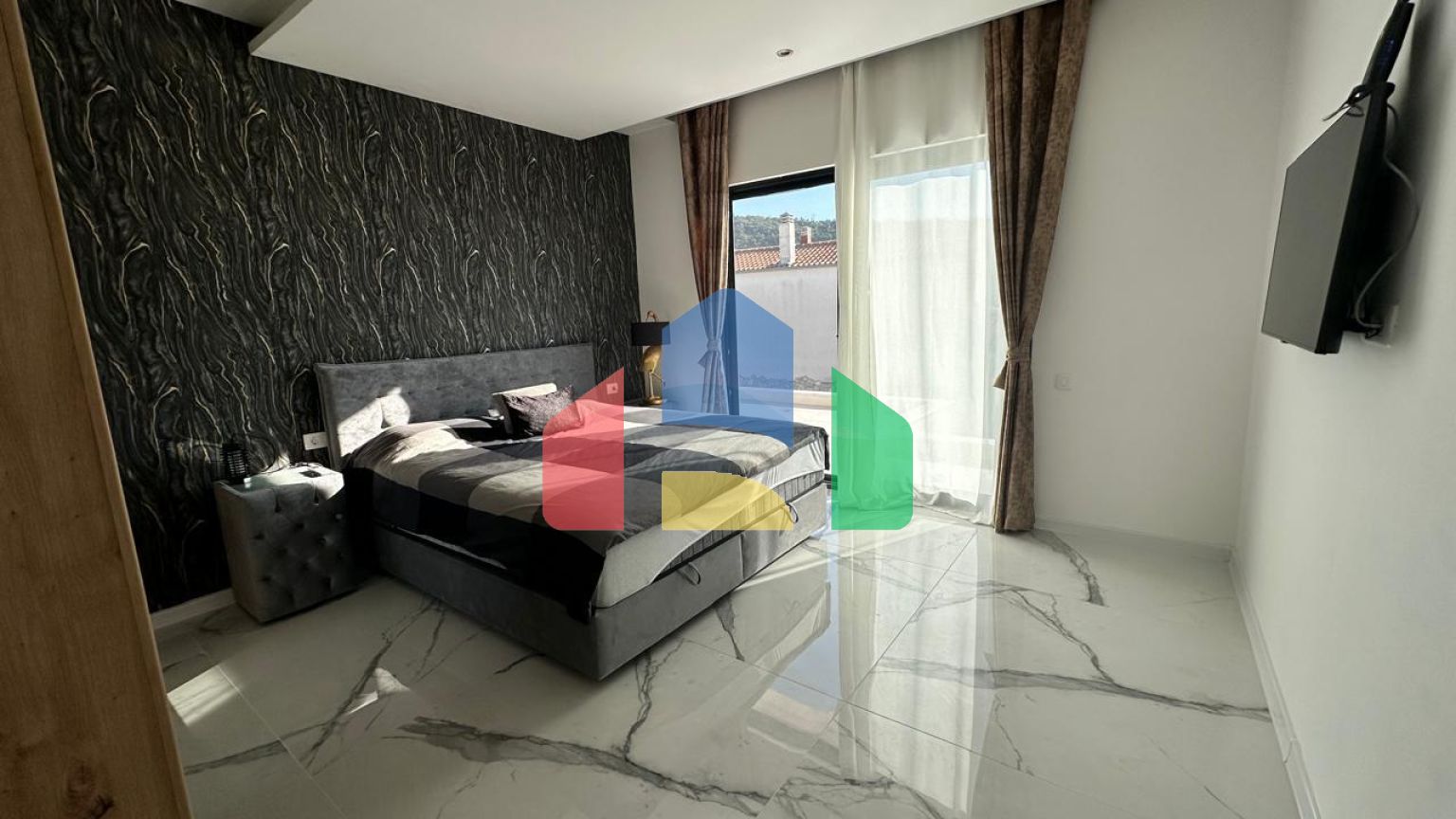 Просторная вилла с видом на море и бассейном в Утехе, всего в 100 метрах от пляжа!