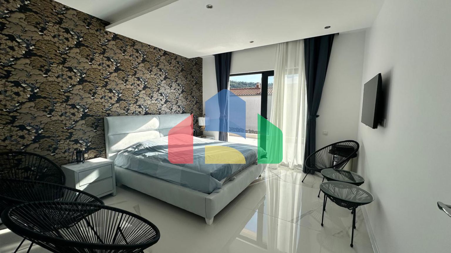 Просторная вилла с видом на море и бассейном в Утехе, всего в 100 метрах от пляжа!