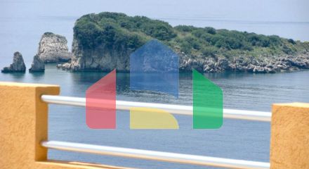 Дом с прекрасным видом на море, всего в 150 метрах от пляжа в Утехе