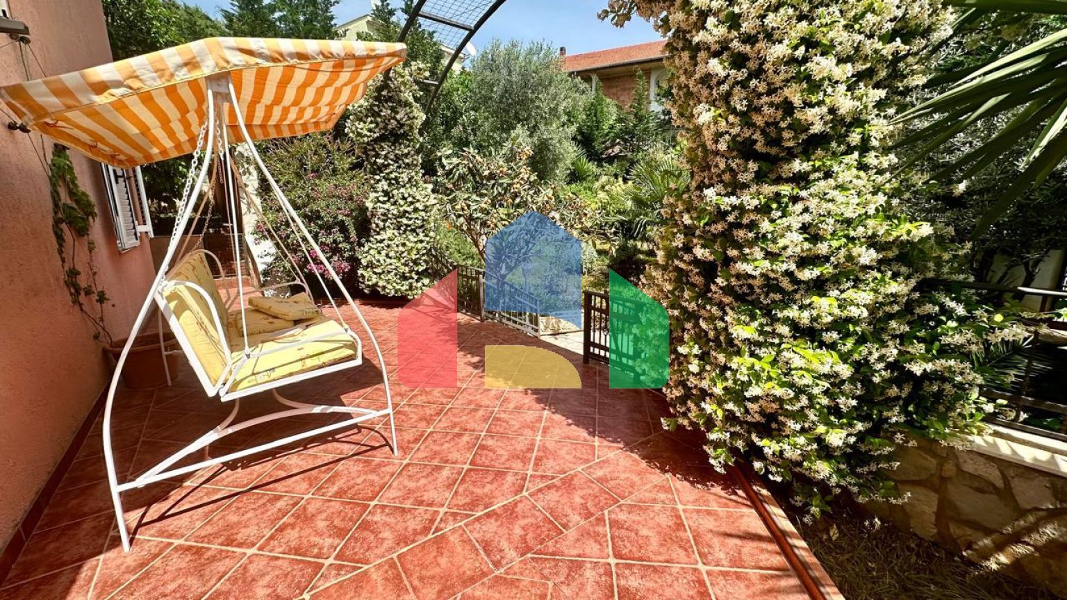 Дом с большим садом на Утехе