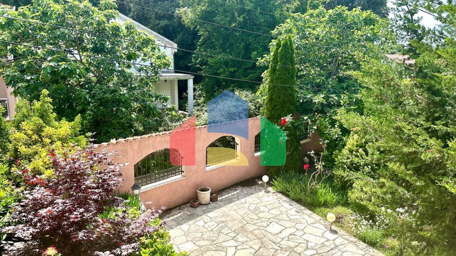 Дом с большим садом на Утехе