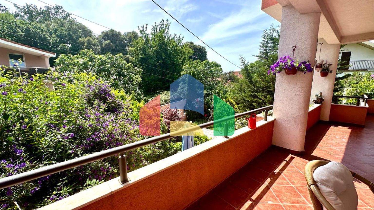 Дом с большим садом на Утехе