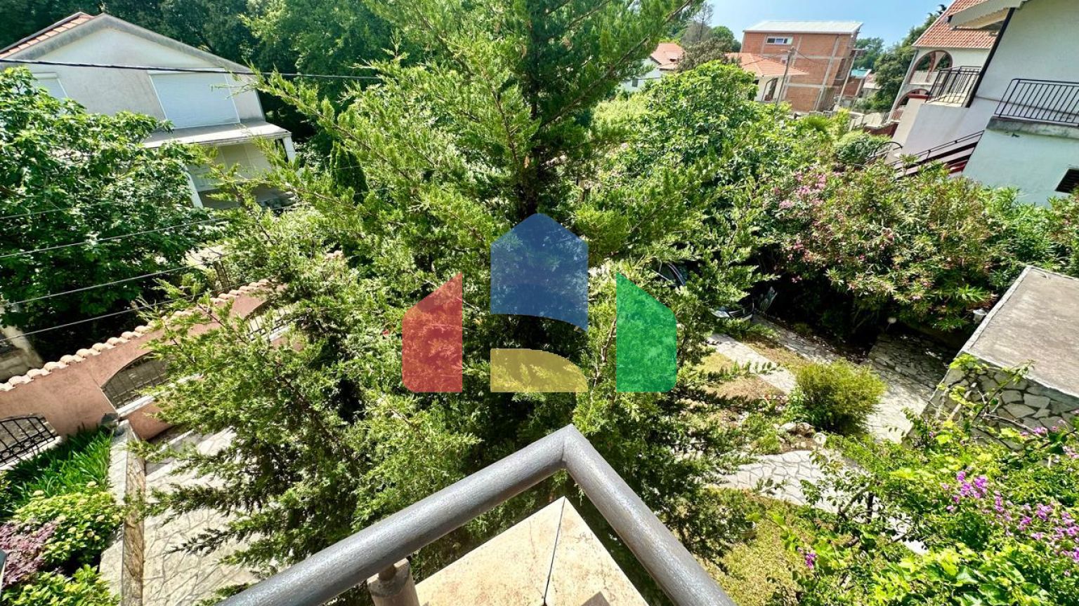 Дом с большим садом на Утехе