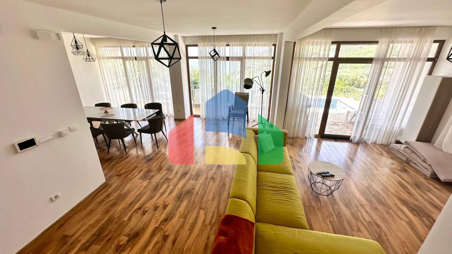 Дом с видом на море и бассейном на Утехе - 375.000 евро