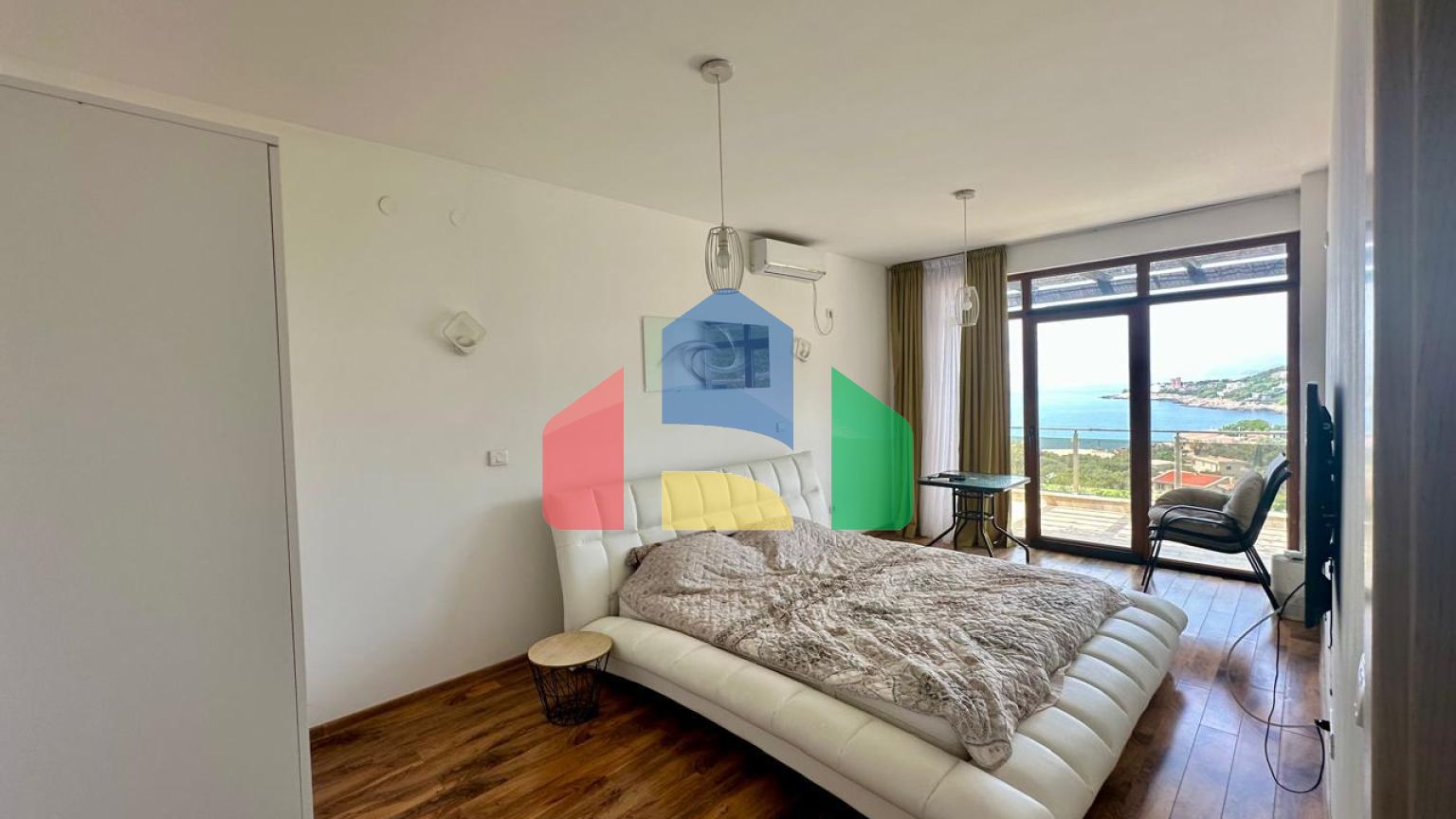 Дом с видом на море и бассейном на Утехе - 375.000 евро